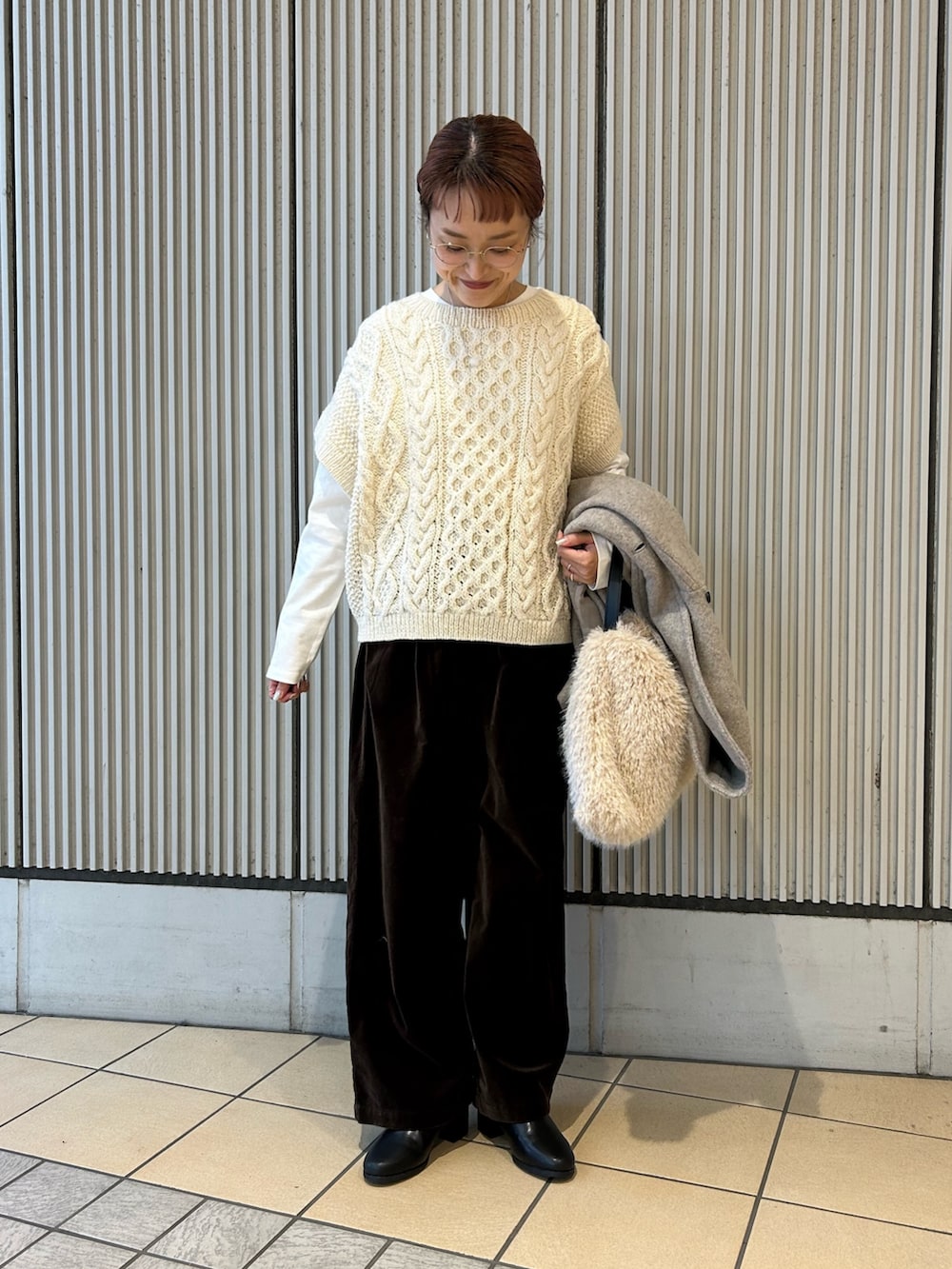ホワイト系のニット/セーター、ブラウン系のその他パンツ、ブラック系のブーツを着用したレディースの秋コーディネートの4枚目の写真