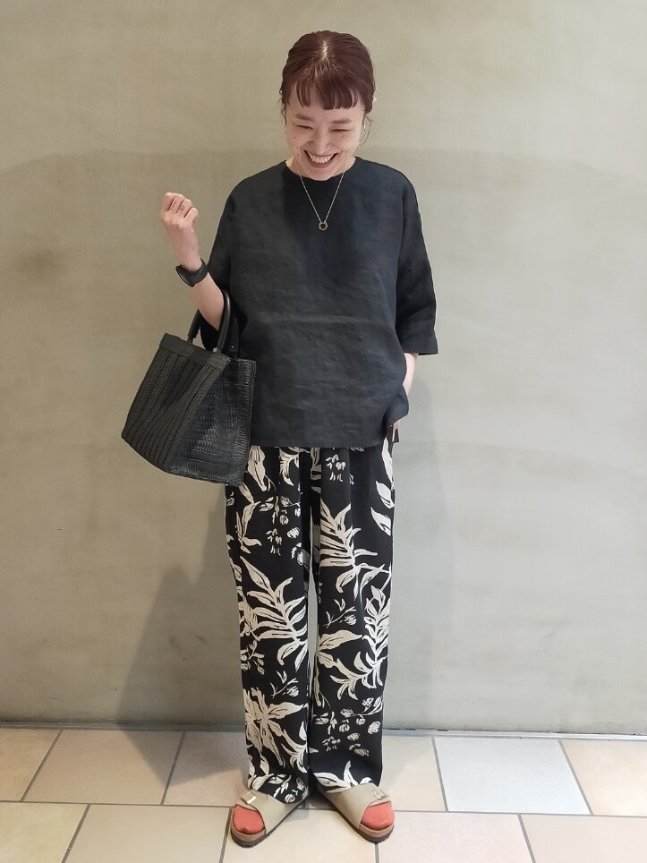 ブラック系のTシャツ/カットソー、ブラック系のその他パンツ、ブラック系のハンドバッグを着用したレディースの春コーディネートの4枚目の写真