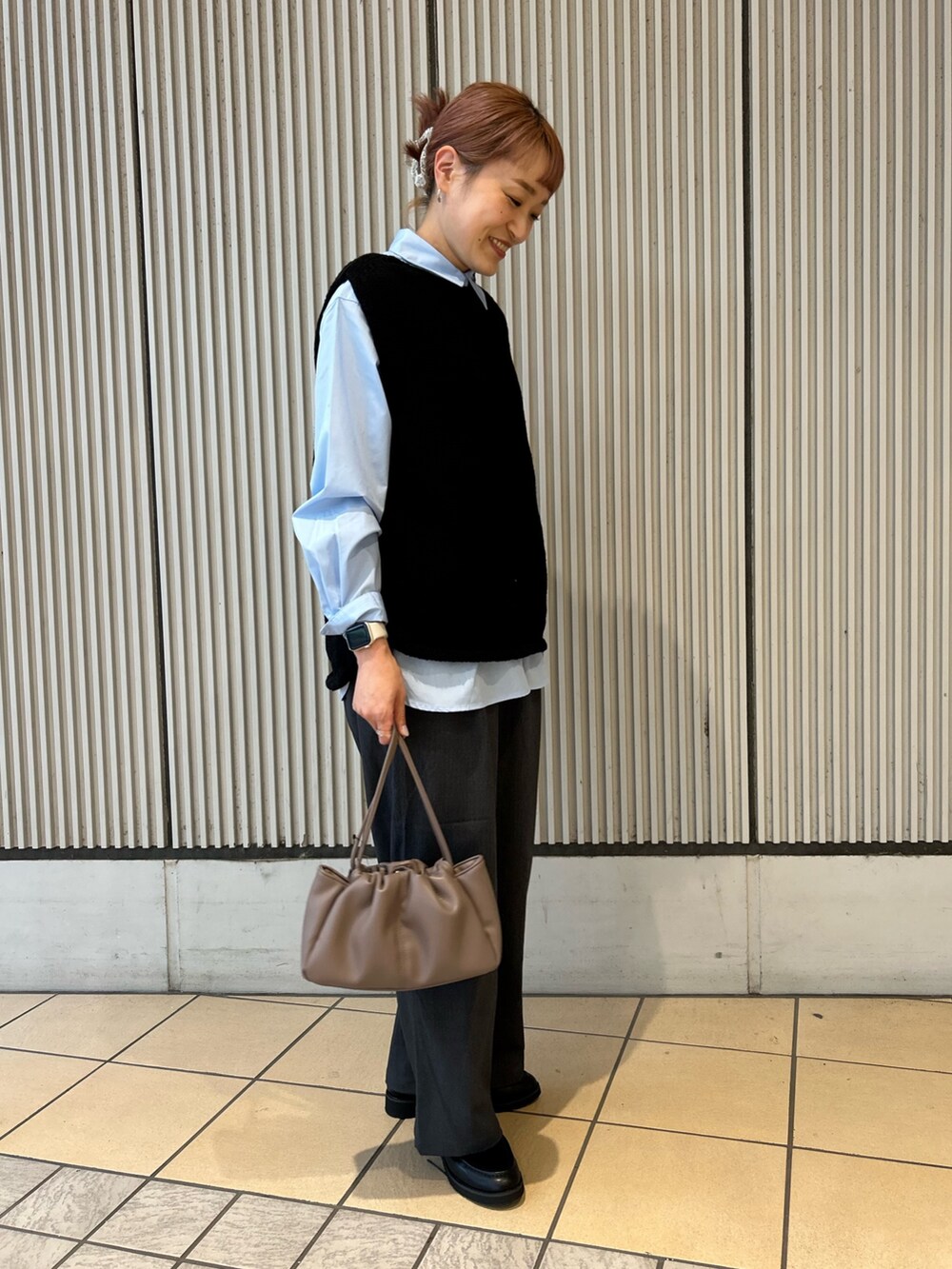 ブラック系のニット/セーター、ブルー系のシャツ/ブラウス、グレー系のその他パンツを着用したレディースの秋コーディネートの2枚目の写真