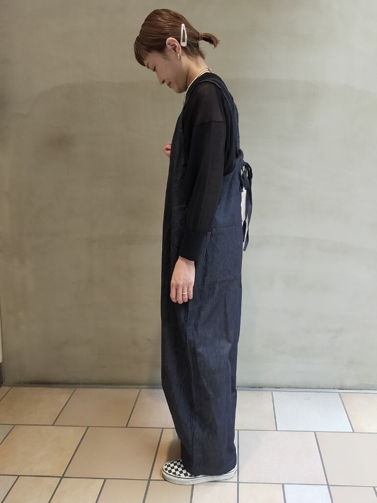 ブルー系のオールインワン・サロペット、ホワイト系のトートバッグ、ブラック系のニット/セーターを着用したレディースの夏コーディネートの5枚目の写真