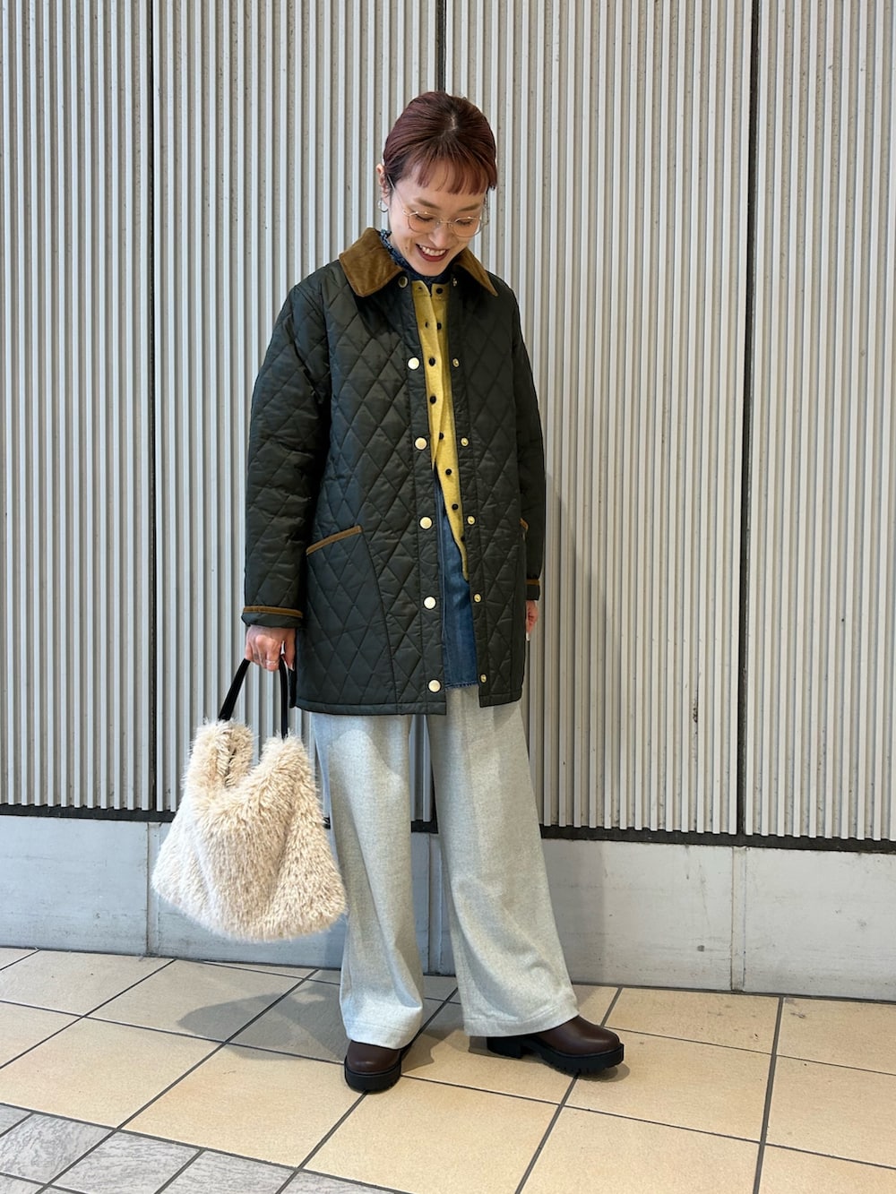 グレー系のその他パンツ、イエロー系のカーディガン/ボレロ、ブルー系のシャツ/ブラウスを着用したレディースの秋コーディネートの4枚目の写真