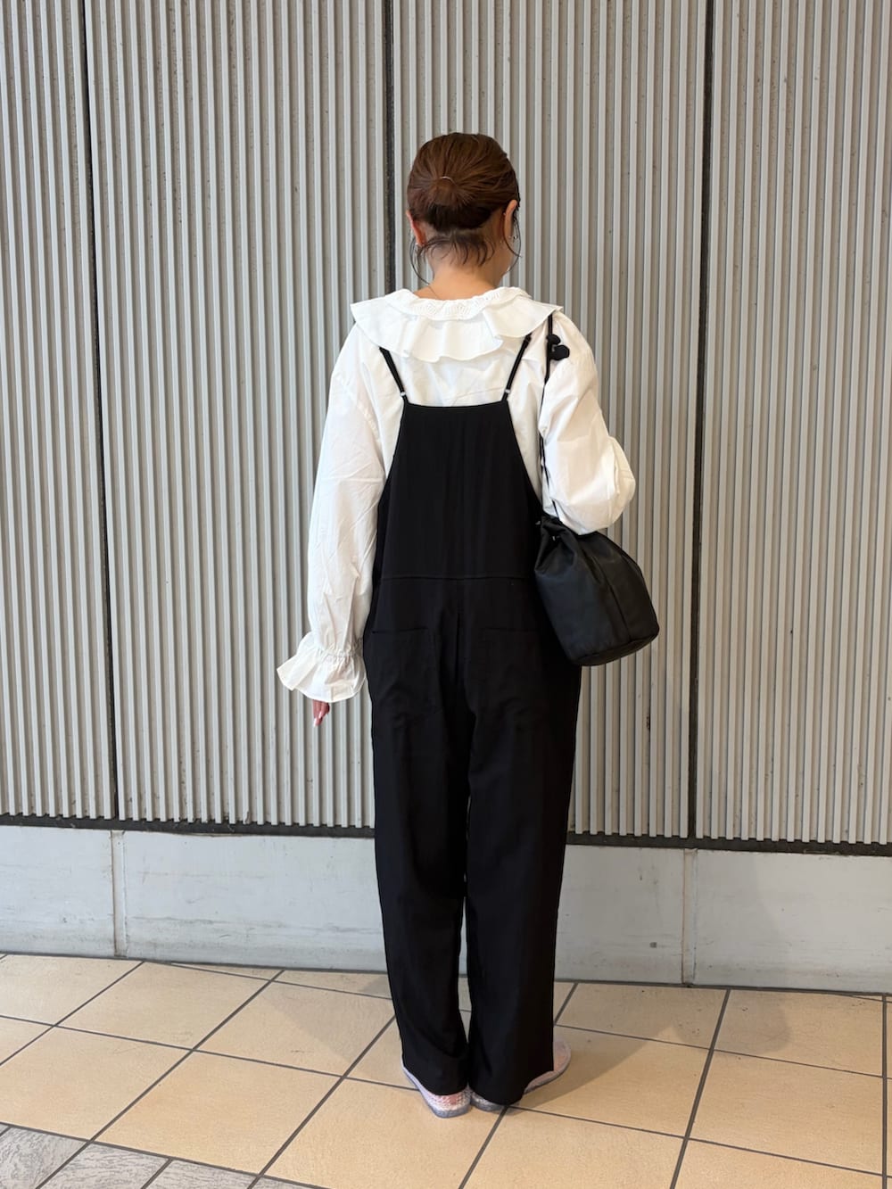ブラック系のその他パンツ、ホワイト系のシャツ/ブラウス、その他のバレエシューズを着用したレディースの夏コーディネートの3枚目の写真