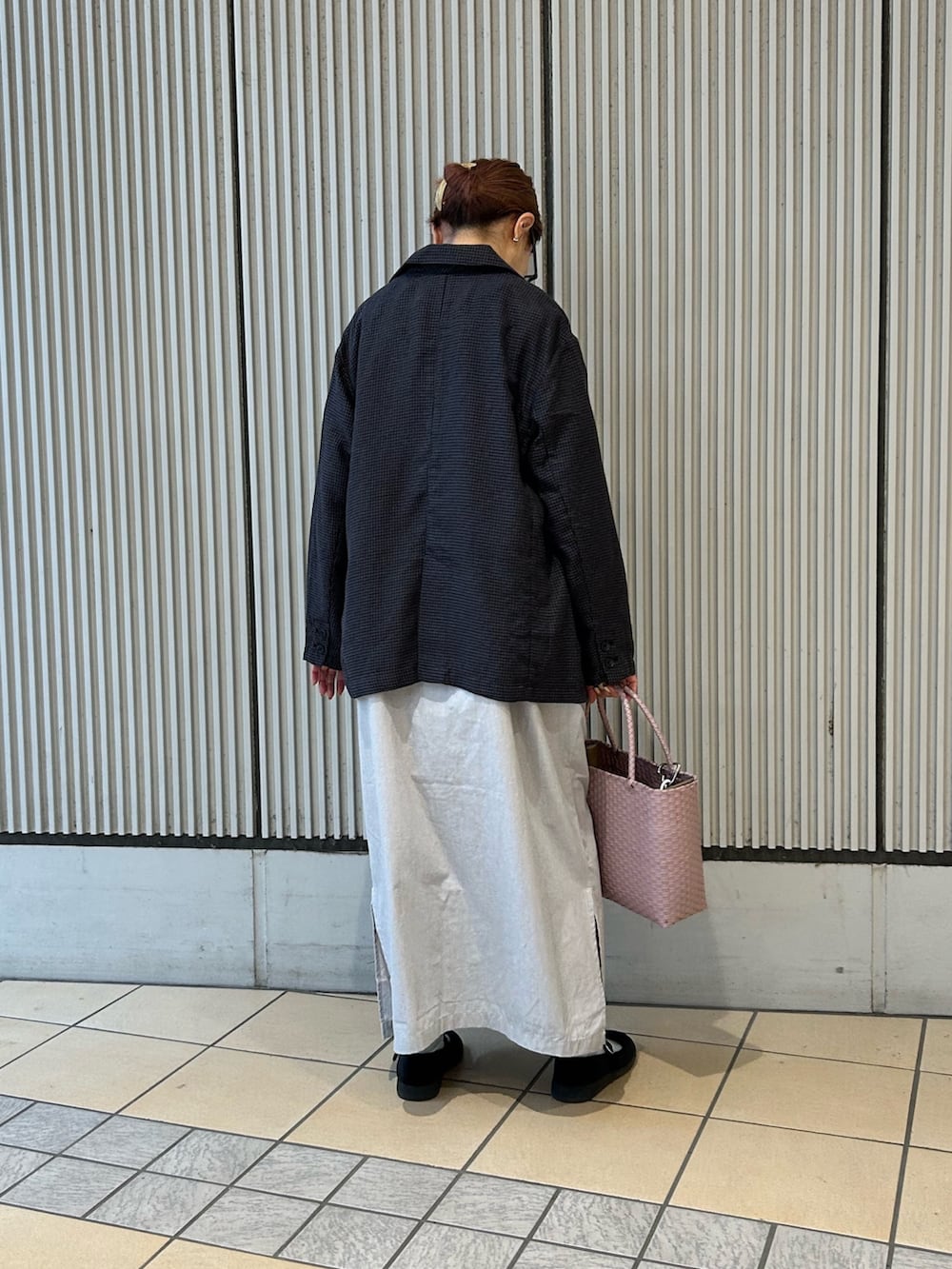 その他のワンピース、グレー系のその他アウター、ブラック系のその他シューズを着用したレディースの春コーディネートの2枚目の写真