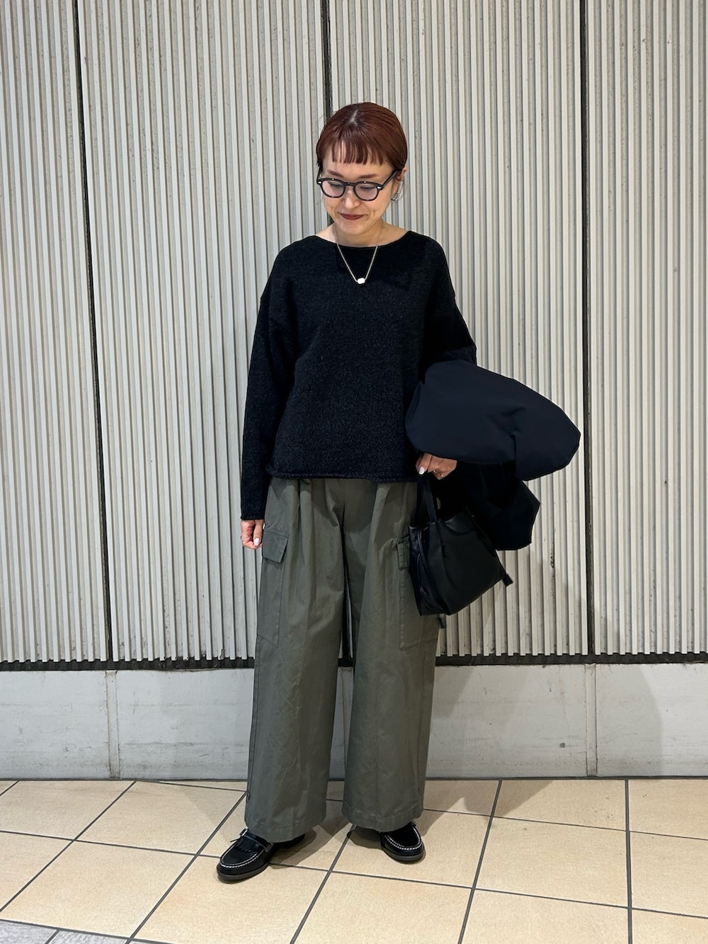 グリーン系のその他パンツ、ブルー系のその他アウター、ブラック系のニット/セーターを着用したレディースの冬コーディネートの3枚目の写真