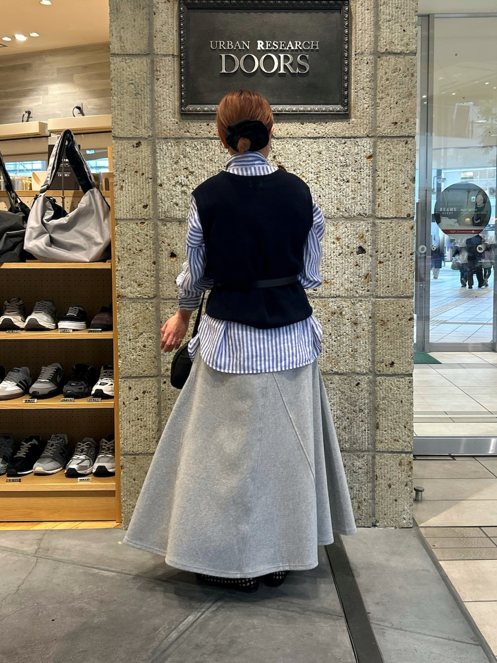 ブルー系のベスト、その他のシャツ/ブラウス、グレー系のスカートを着用したレディースの春コーディネートの3枚目の写真