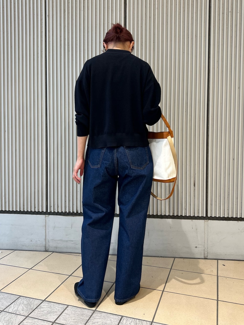 ブルー系のカーディガン/ボレロ、ブラウン系のショルダーバッグ、ブラック系のパンプスを着用したレディースの秋コーディネートの2枚目の写真