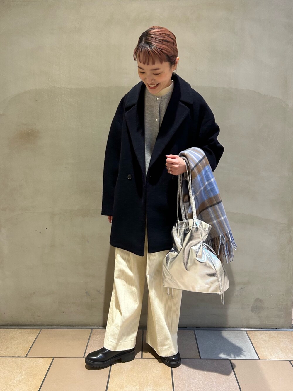 ブルー系のその他アウター、グレー系のカーディガン/ボレロ、ホワイト系のその他パンツを着用したレディースの冬コーディネートの4枚目の写真