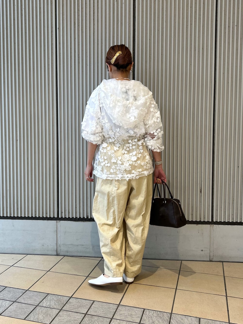 ホワイト系のTシャツ/カットソー、ホワイト系のパーカー、イエロー系のその他パンツを着用したレディースの春コーディネートの2枚目の写真