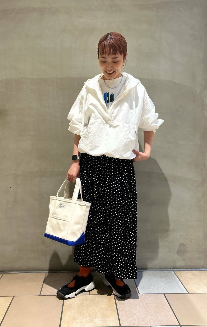 ホワイト系のパーカー、ブラック系のスカート、ホワイト系のTシャツ/カットソーを着用したレディースの春コーディネートの5枚目の写真