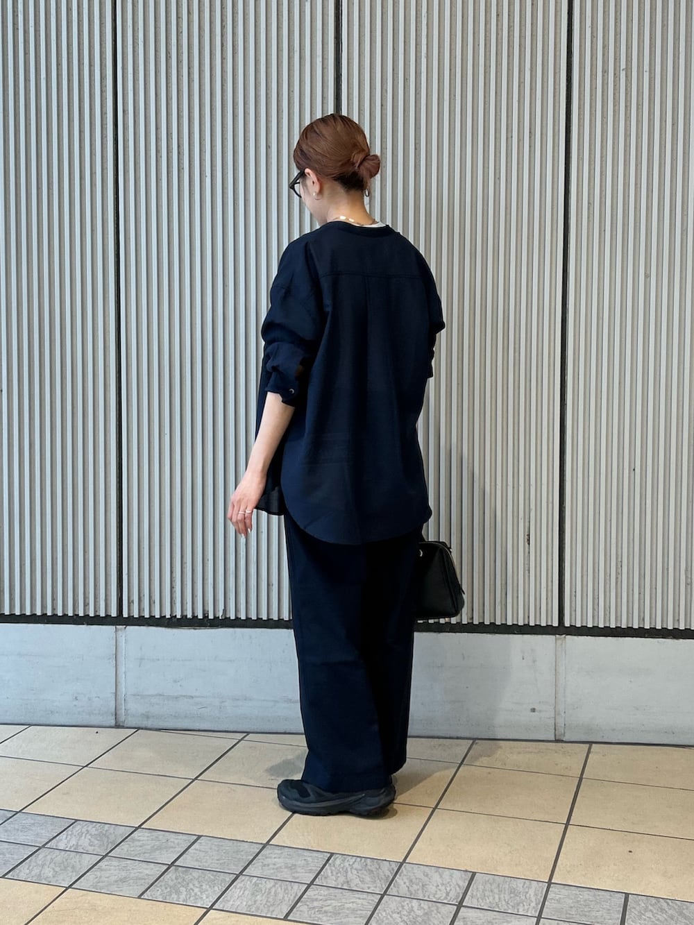 ブルー系のTシャツ/カットソー、ブルー系のシャツ/ブラウス、ブラック系のボストンバッグを着用したレディースの春コーディネートの2枚目の写真