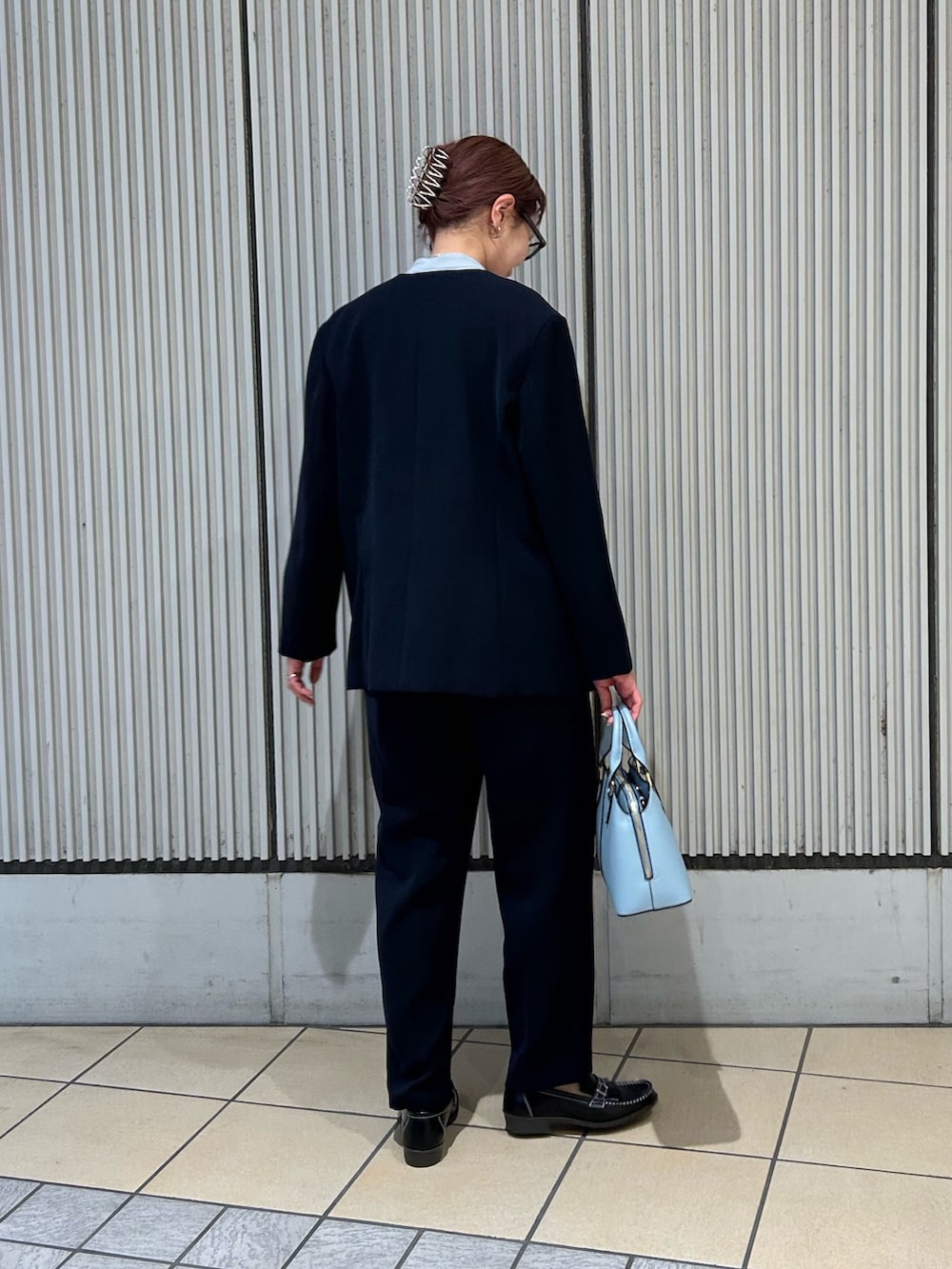 ブルー系のシャツ/ブラウス、ブルー系のその他パンツ、ブラック系のローファーを着用したレディースの冬コーディネートの2枚目の写真