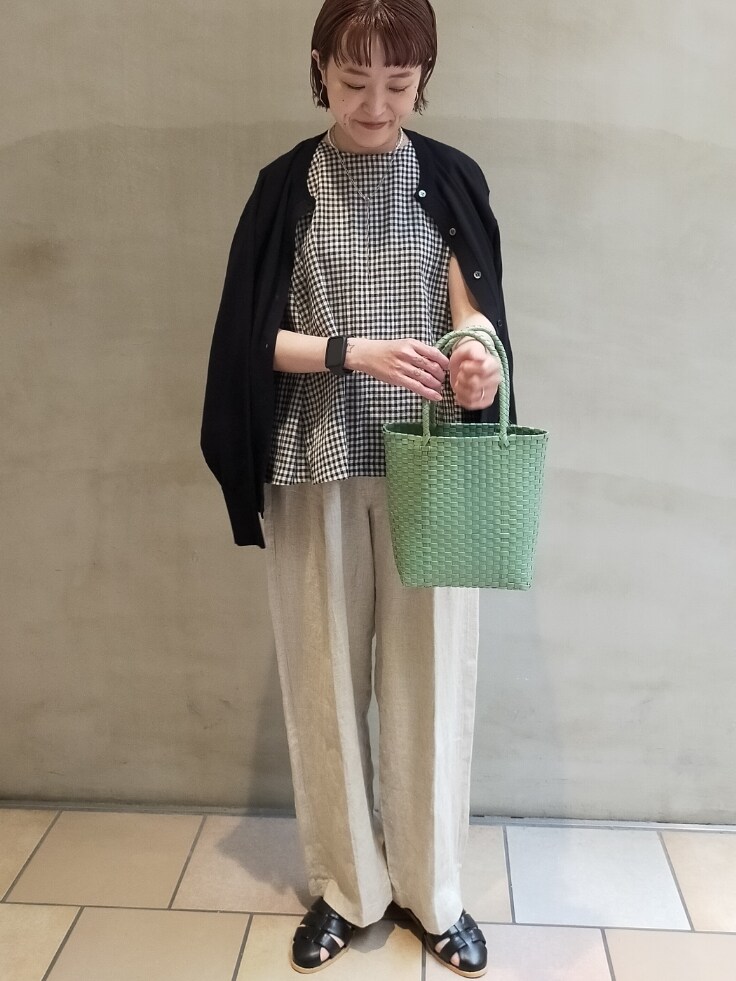 その他のシャツ/ブラウス、ベージュ系のその他パンツ、ブラック系のサンダルを着用したレディースの春コーディネートの5枚目の写真