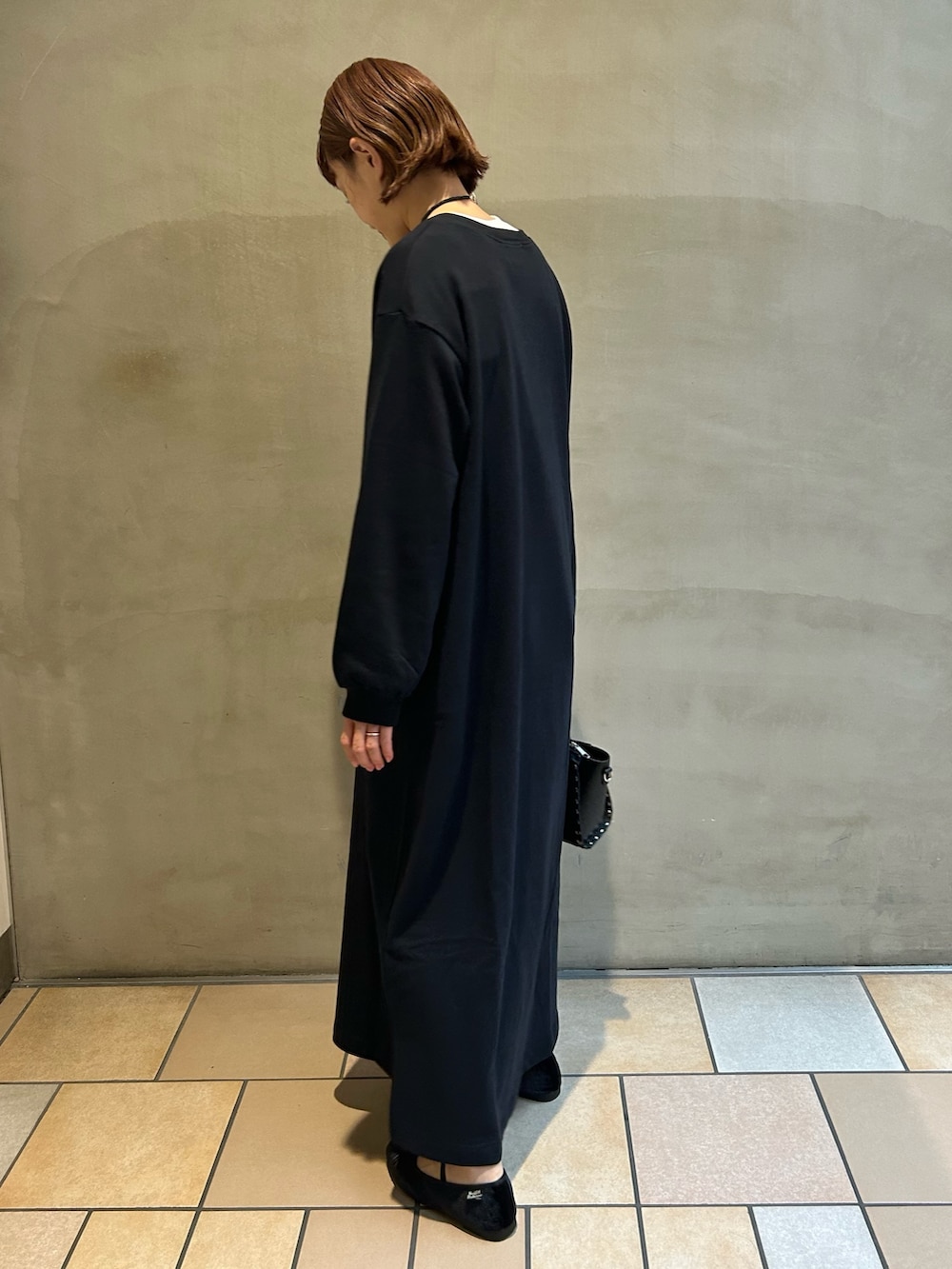 「レイヤードスタイル、きれいめカジュアル、楽チンコーデ、ゆるコーデ、ブラック、ワンピース、ロングワンピース、大人カジュアル、骨格ウェーブ、イエベ、ママコーデ」｜「URBAN RESEARCH DOORSのMini Lining One Piece（ワンピース、ブラック系）」を使った、mayouedaさん（レディース・156cm）の夏コーディネートの3枚目の写真