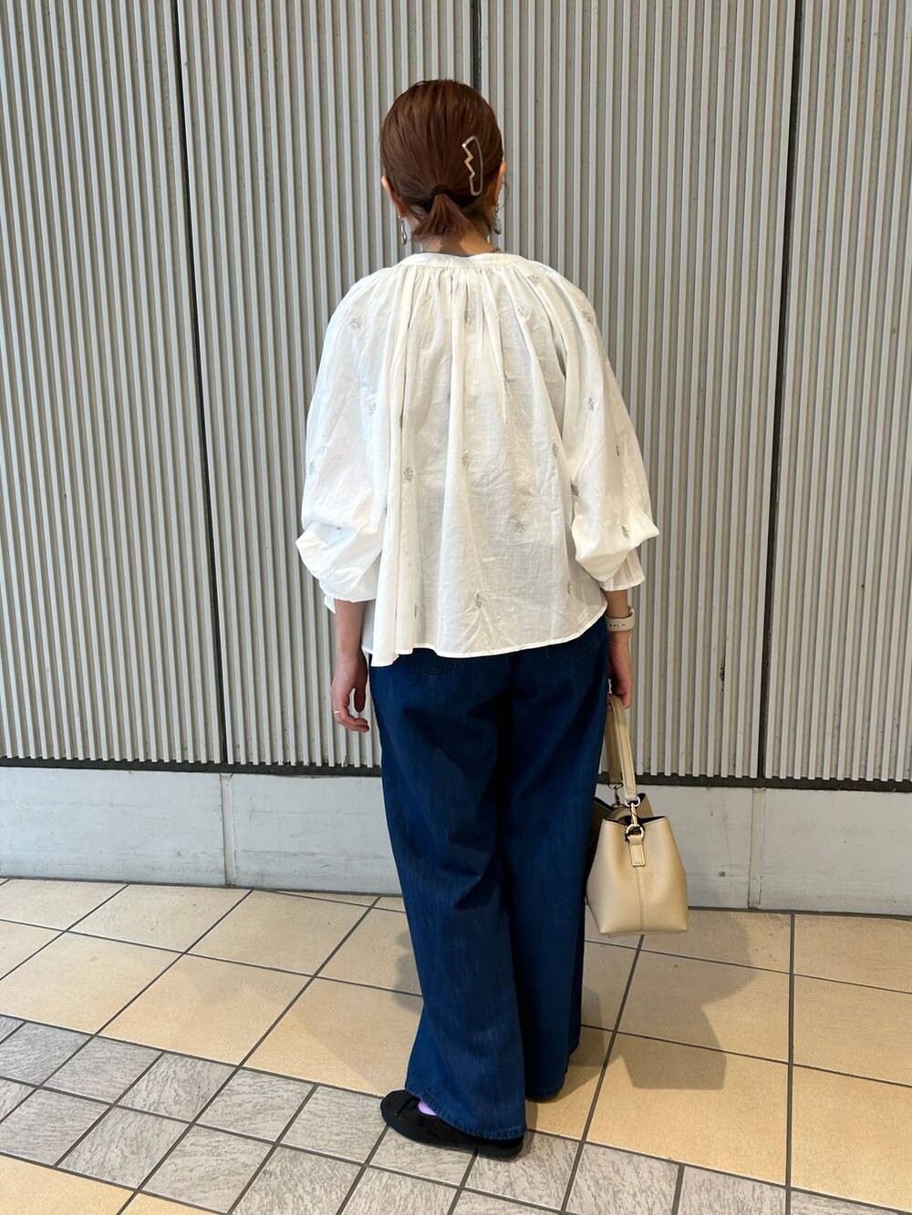 ホワイト系のシャツ/ブラウス、ブルー系のデニムパンツ、ブラック系のバレエシューズを着用したレディースの夏コーディネートの2枚目の写真