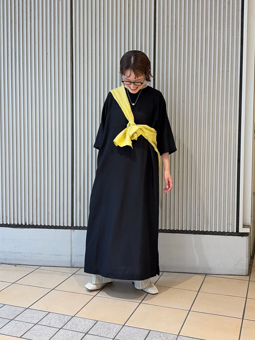 ブラック系のワンピース、イエロー系のシャツ/ブラウス、ベージュ系のその他パンツを着用したレディースの夏コーディネートの4枚目の写真