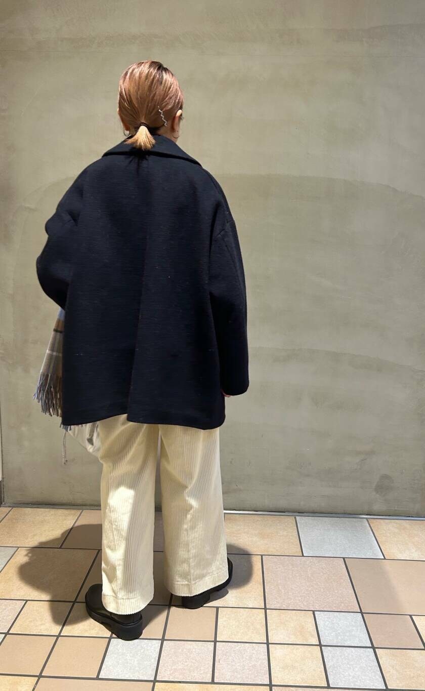 ブラック系のブーツ、ブルー系のその他アウター、ホワイト系のその他パンツを着用したレディースの冬コーディネートの3枚目の写真