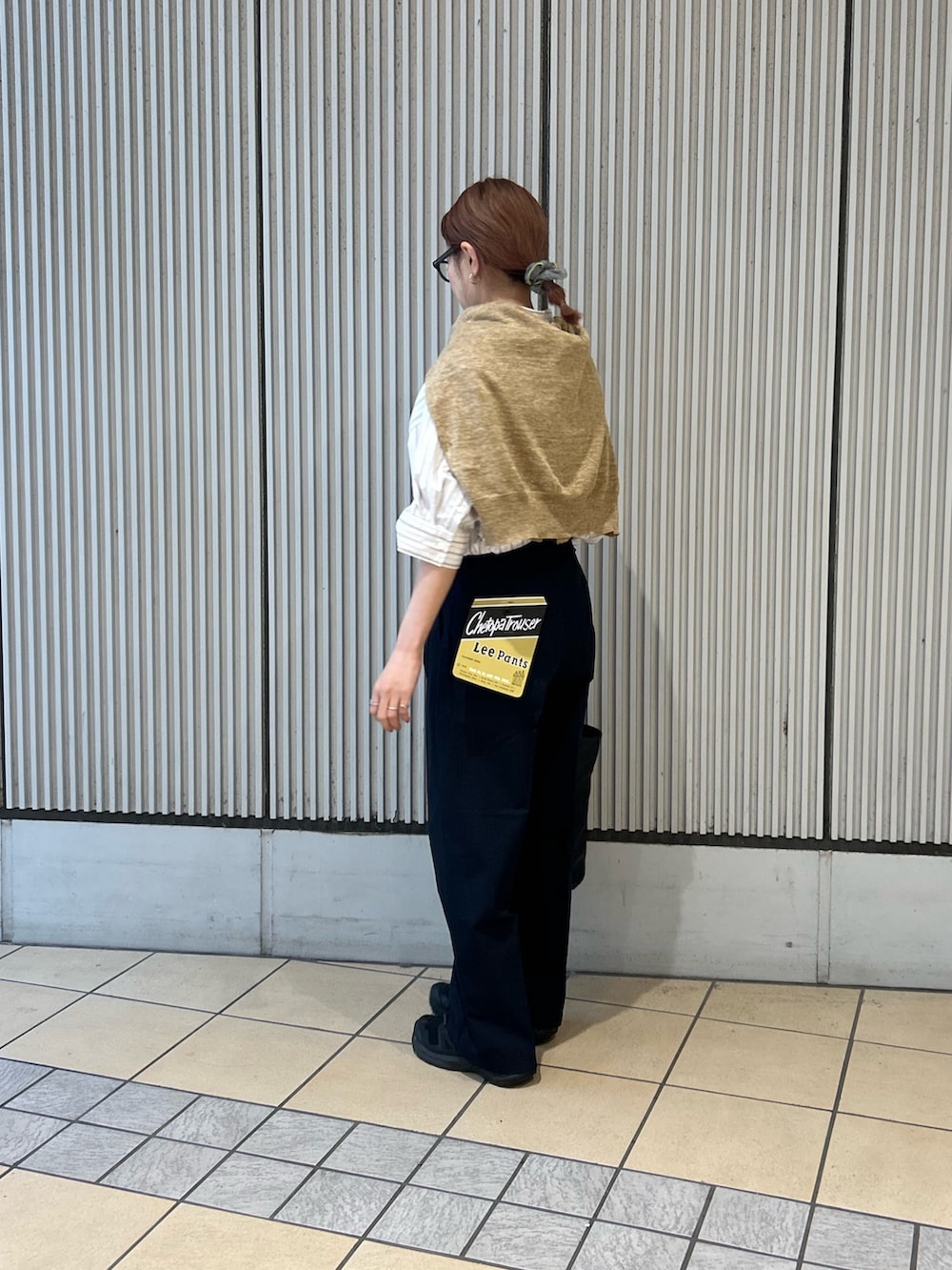 ホワイト系のシャツ/ブラウス、ブルー系のその他パンツ、ベージュ系のカーディガン/ボレロを着用したレディースの春コーディネートの2枚目の写真
