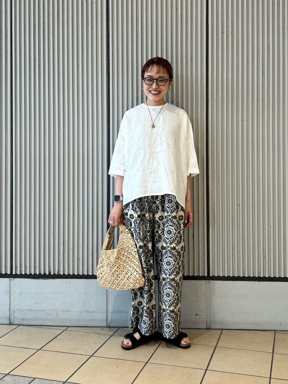 ホワイト系のシャツ/ブラウス、ベージュ系のその他パンツ、ブラック系のサンダルを着用したレディースの春コーディネートの3枚目の写真