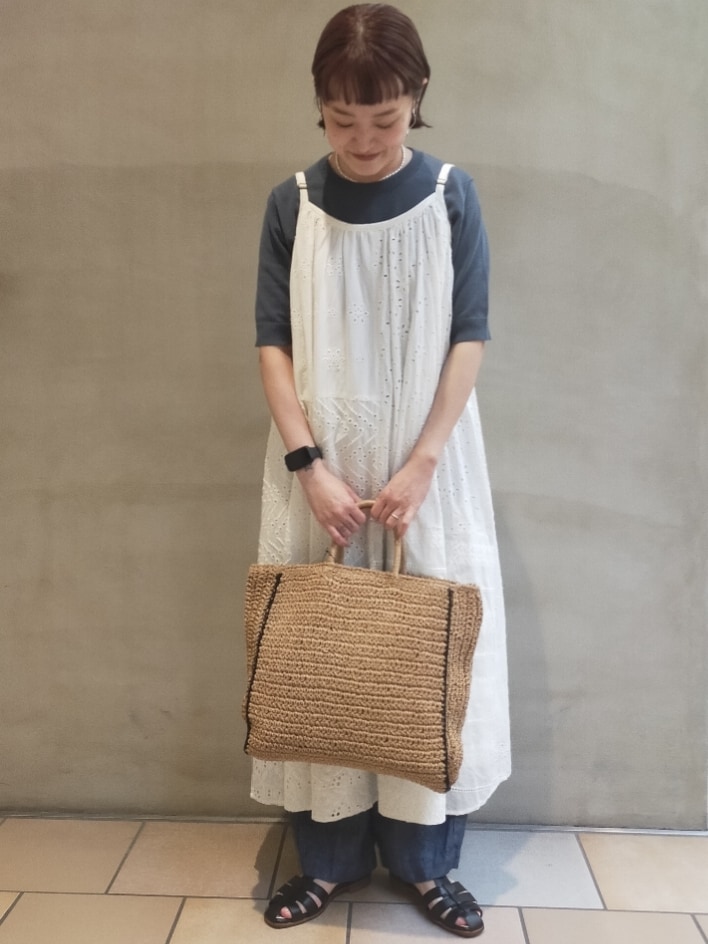 ホワイト系のワンピース、ブルー系のニット/セーター、ベージュ系のトートバッグを着用したレディースの春コーディネートの5枚目の写真