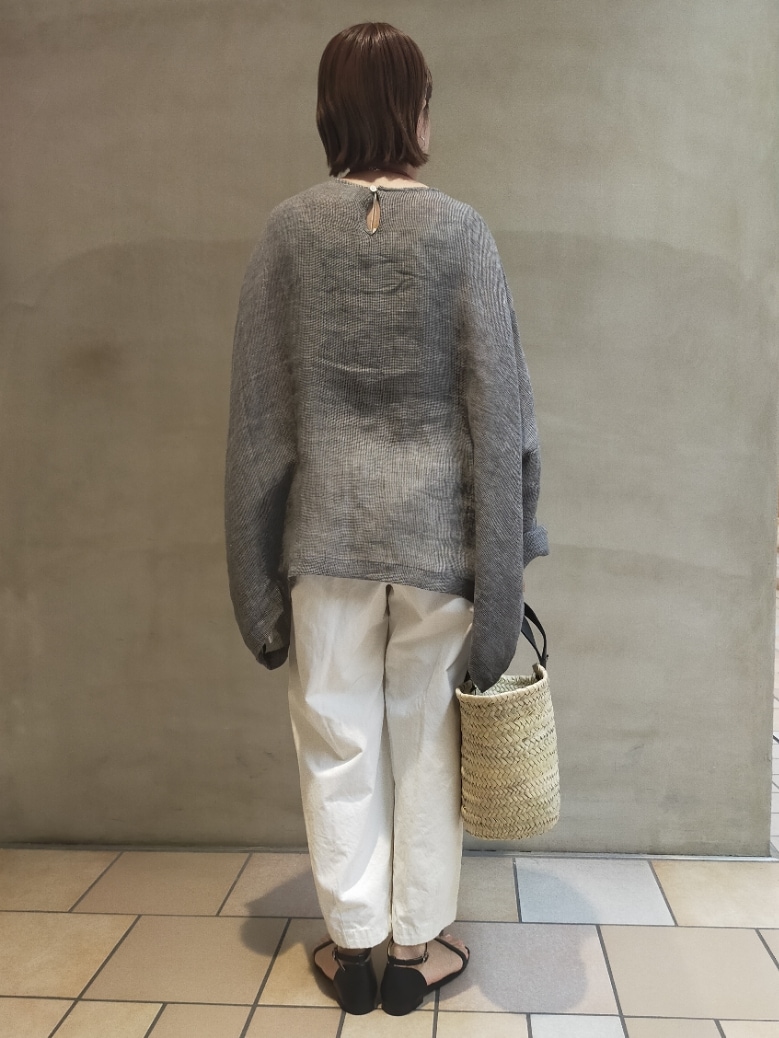 グレー系のシャツ/ブラウス、ホワイト系のその他パンツ、ブラック系のかごバッグを着用したレディースの春コーディネートの3枚目の写真