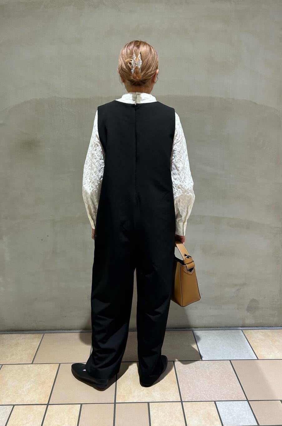 ホワイト系のシャツ/ブラウス、ブラック系のサロペット/オーバーオール、ブラック系のドレスシューズを着用したレディースの春コーディネートの2枚目の写真