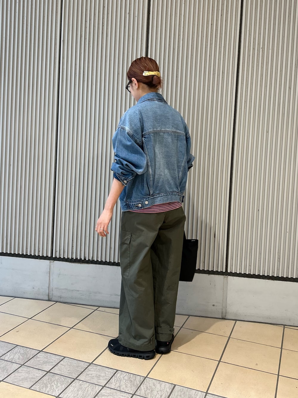 ブルー系のデニムジャケット、ピンク系のTシャツ/カットソー、グリーン系のその他パンツを着用したレディースの春コーディネートの2枚目の写真