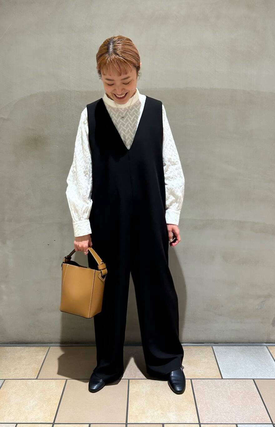 ホワイト系のシャツ/ブラウス、ブラック系のサロペット/オーバーオール、ブラック系のドレスシューズを着用したレディースの春コーディネートの3枚目の写真