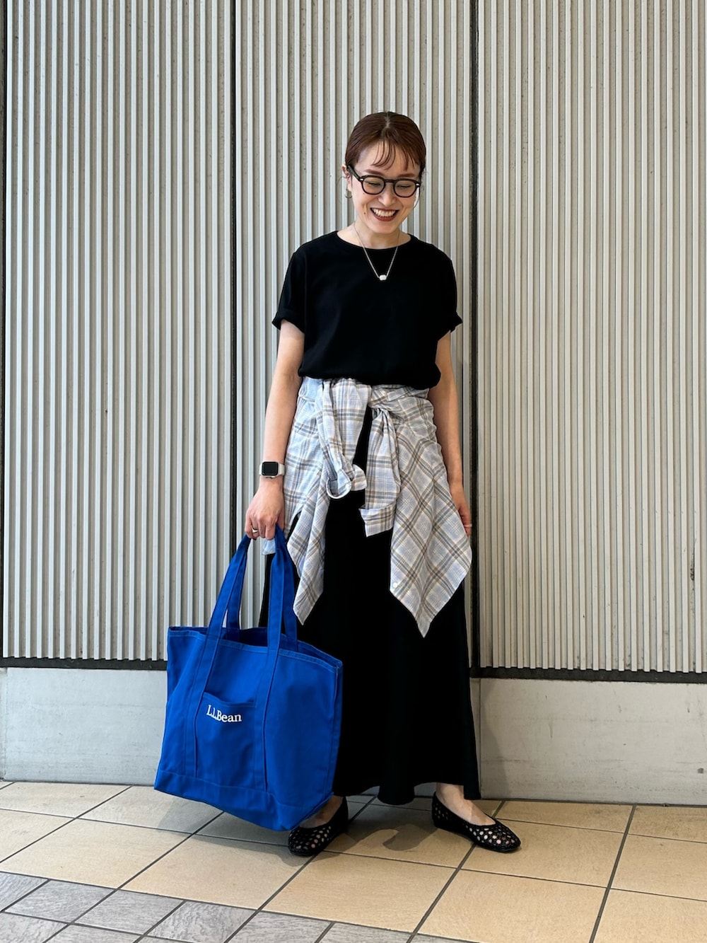 ブラック系のワンピース、ブルー系のシャツ/ブラウス、ブラック系のサンダルを着用したレディースの夏コーディネートの3枚目の写真