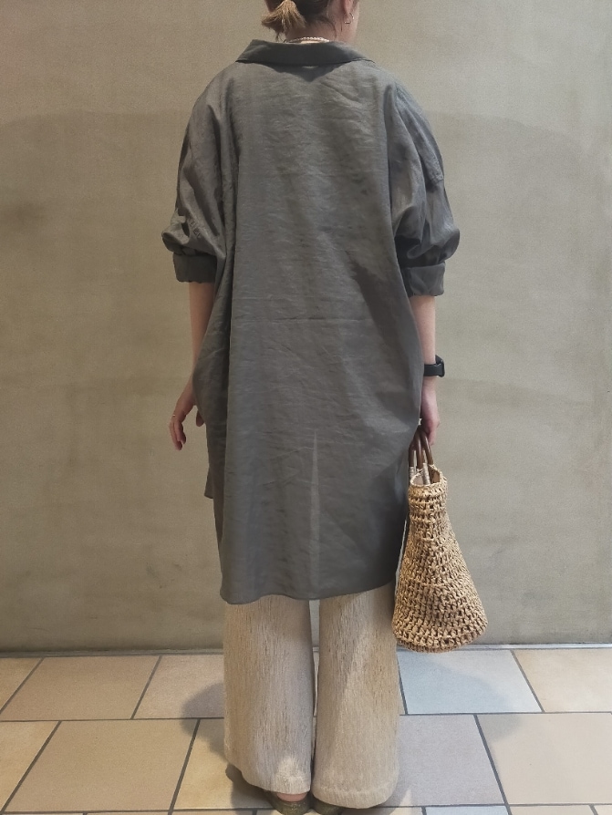 グリーン系のシャツ/ブラウス、ベージュ系のその他パンツ、ベージュ系のかごバッグを着用したレディースの春コーディネートの3枚目の写真