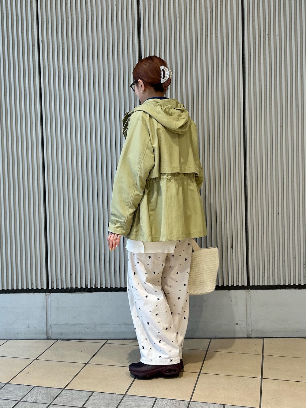 ホワイト系のカーディガン/ボレロ、グリーン系のマウンテンパーカー、ホワイト系のその他パンツを着用したレディースの春コーディネートの4枚目の写真