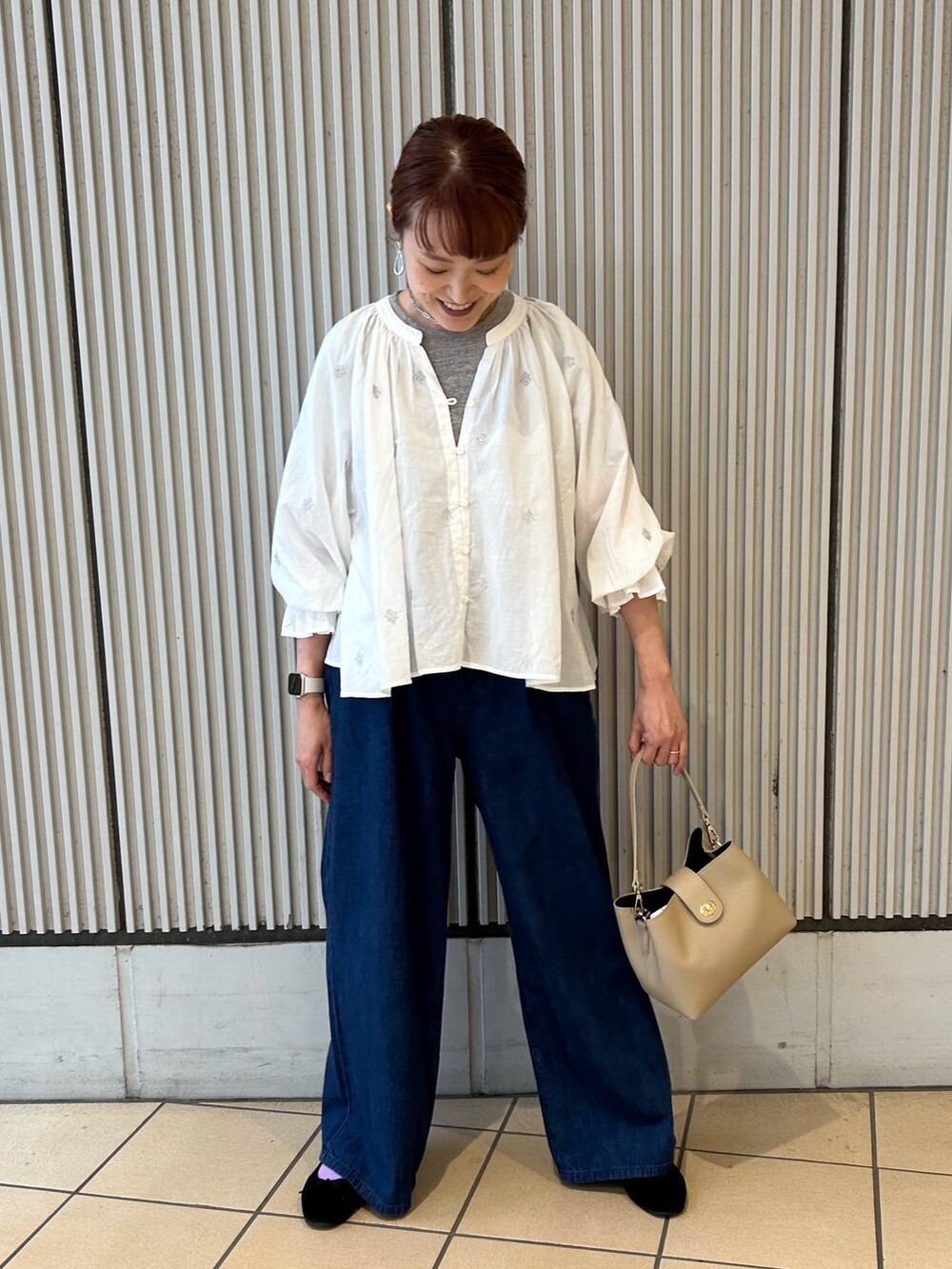 ホワイト系のシャツ/ブラウス、ブルー系のデニムパンツ、ブラック系のバレエシューズを着用したレディースの夏コーディネートの4枚目の写真