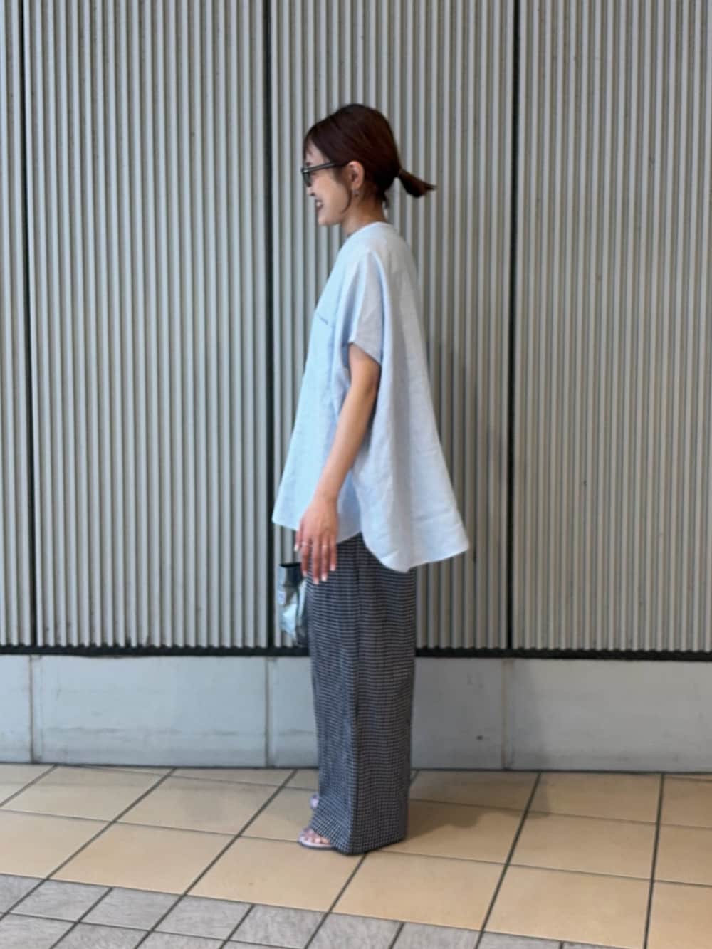 ブルー系のシャツ/ブラウス、ブラック系のその他パンツ、その他のサンダルを着用したレディースの夏コーディネートの2枚目の写真