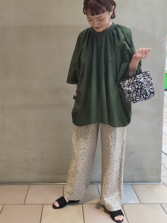「きれいめカジュアル、オトナ女子、今日のコーデ、キレイめカジュアル、パンツコーデ、ママコーデ、アーバンリサーチドアーズ、ロデスコ」|「URBAN RESEARCH DOORSのコットンボイルロールアップスリーブブラウス(シャツ/ブラウス、グリーン系)」を使った、mayouedaさん(レディース・156cm)の春コーディネートの2枚目の写真