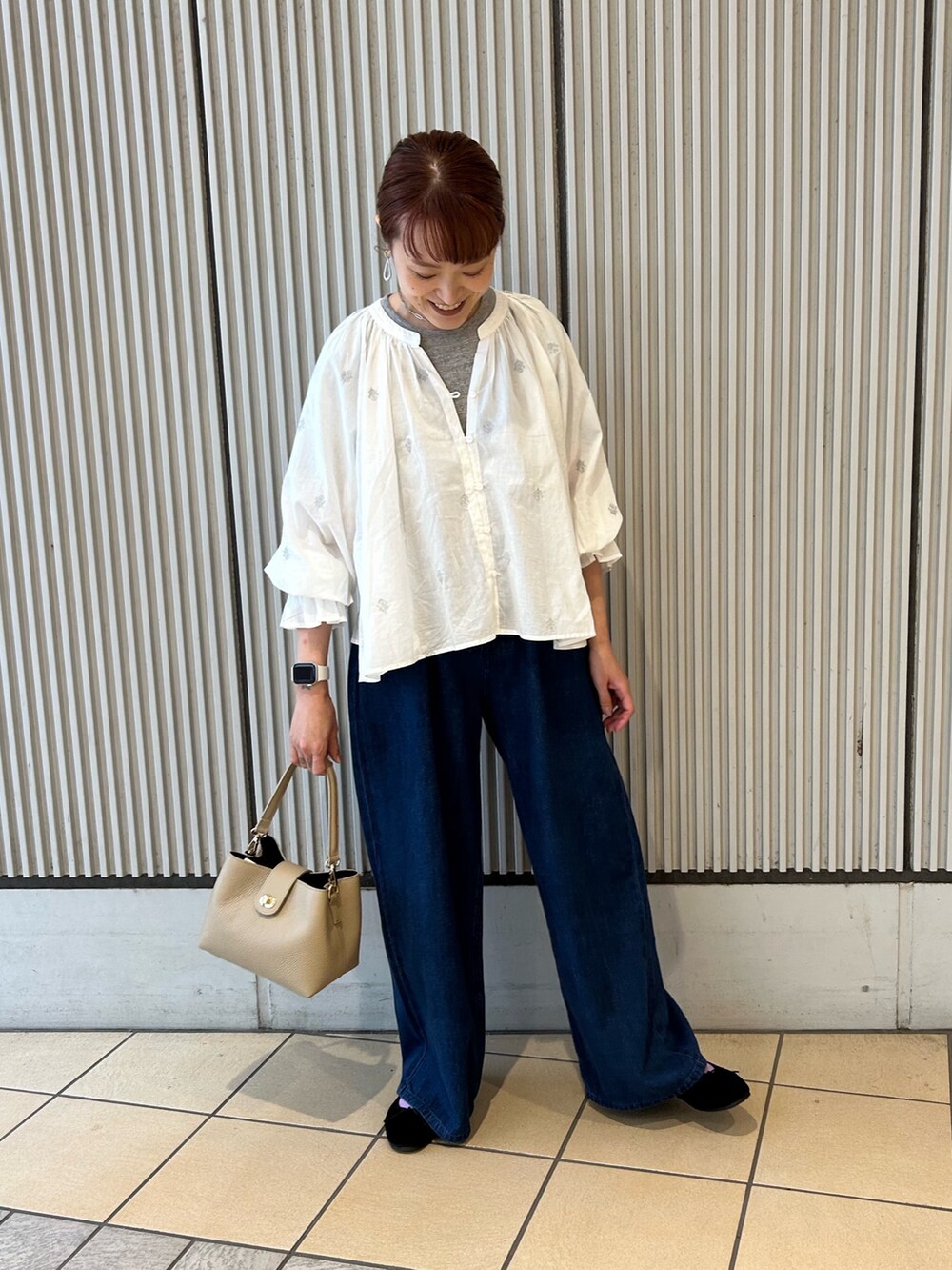 ホワイト系のシャツ/ブラウス、ブルー系のデニムパンツ、ブラック系のバレエシューズを着用したレディースの夏コーディネートの3枚目の写真