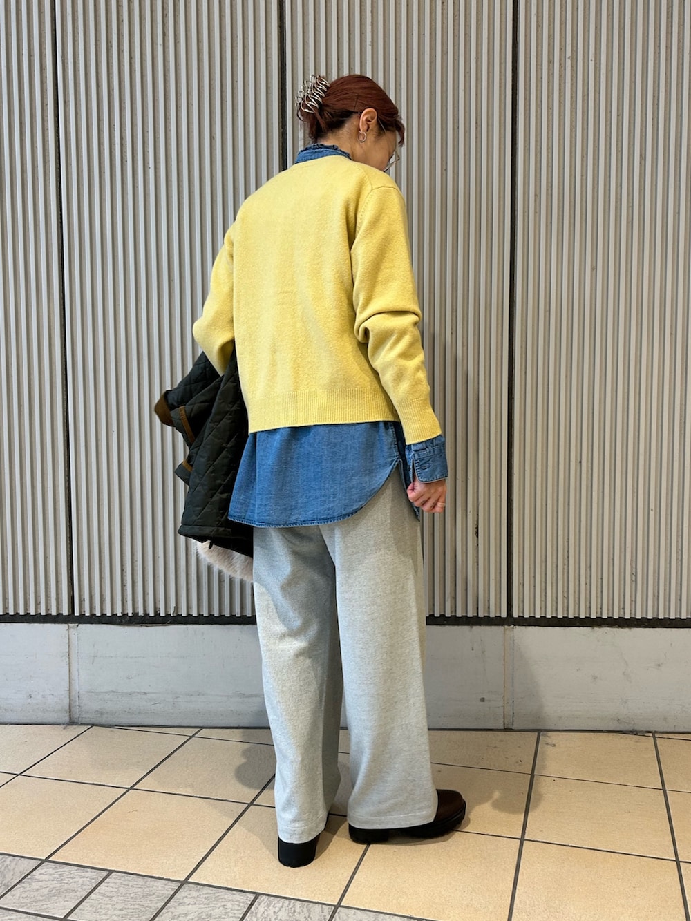 グレー系のその他パンツ、イエロー系のカーディガン/ボレロ、ブルー系のシャツ/ブラウスを着用したレディースの秋コーディネートの3枚目の写真