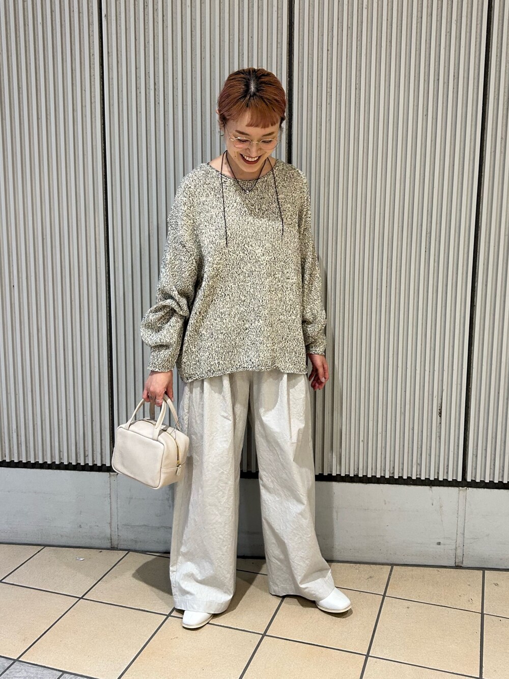 ベージュ系のニット/セーター、グレー系のその他パンツ、ホワイト系のブーツを着用したレディースの秋コーディネートの3枚目の写真