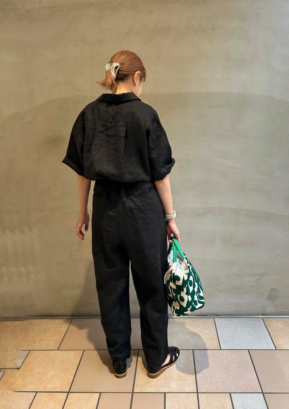 ブラック系のサンダル、グリーン系のトートバッグ、ブラック系のサロペット/オーバーオールを着用したレディースの春コーディネートの2枚目の写真