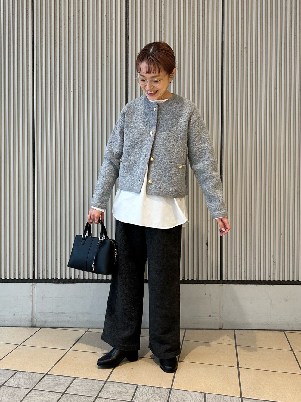 グレー系のカーディガン/ボレロ、ホワイト系のシャツ/ブラウス、グレー系のその他パンツを着用したレディースの秋コーディネートの3枚目の写真