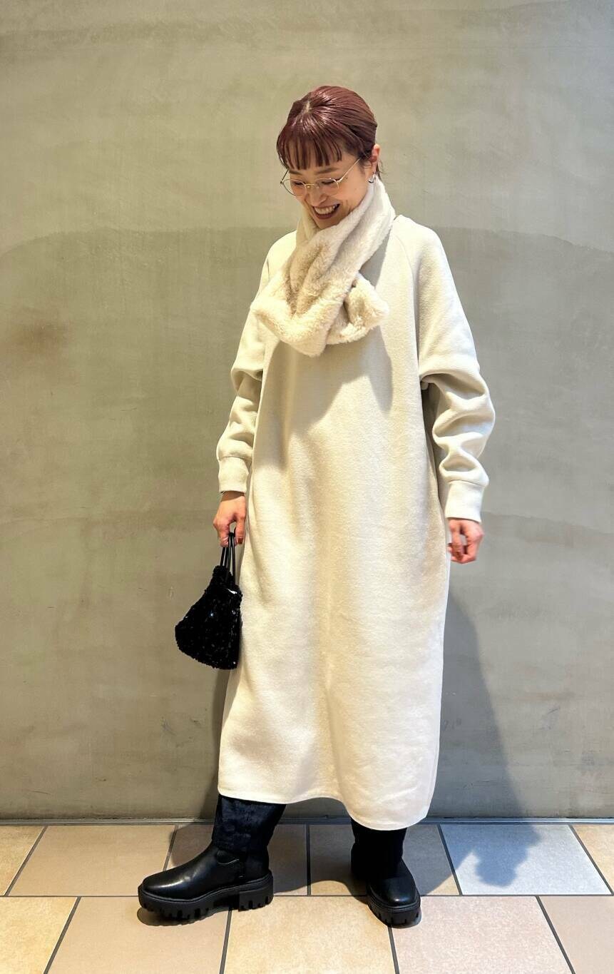 ブラック系のショルダーバッグ、グリーン系のダウンジャケット/コート、ブラック系のブーツを着用したレディースの冬コーディネートの4枚目の写真