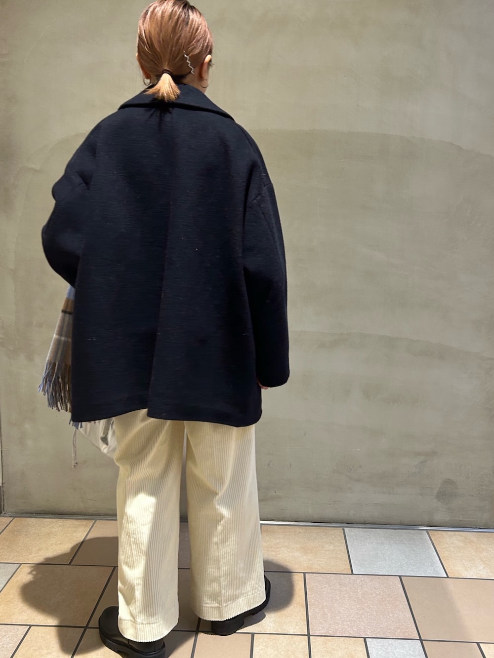 ブルー系のその他アウター、グレー系のカーディガン/ボレロ、ホワイト系のその他パンツを着用したレディースの冬コーディネートの3枚目の写真