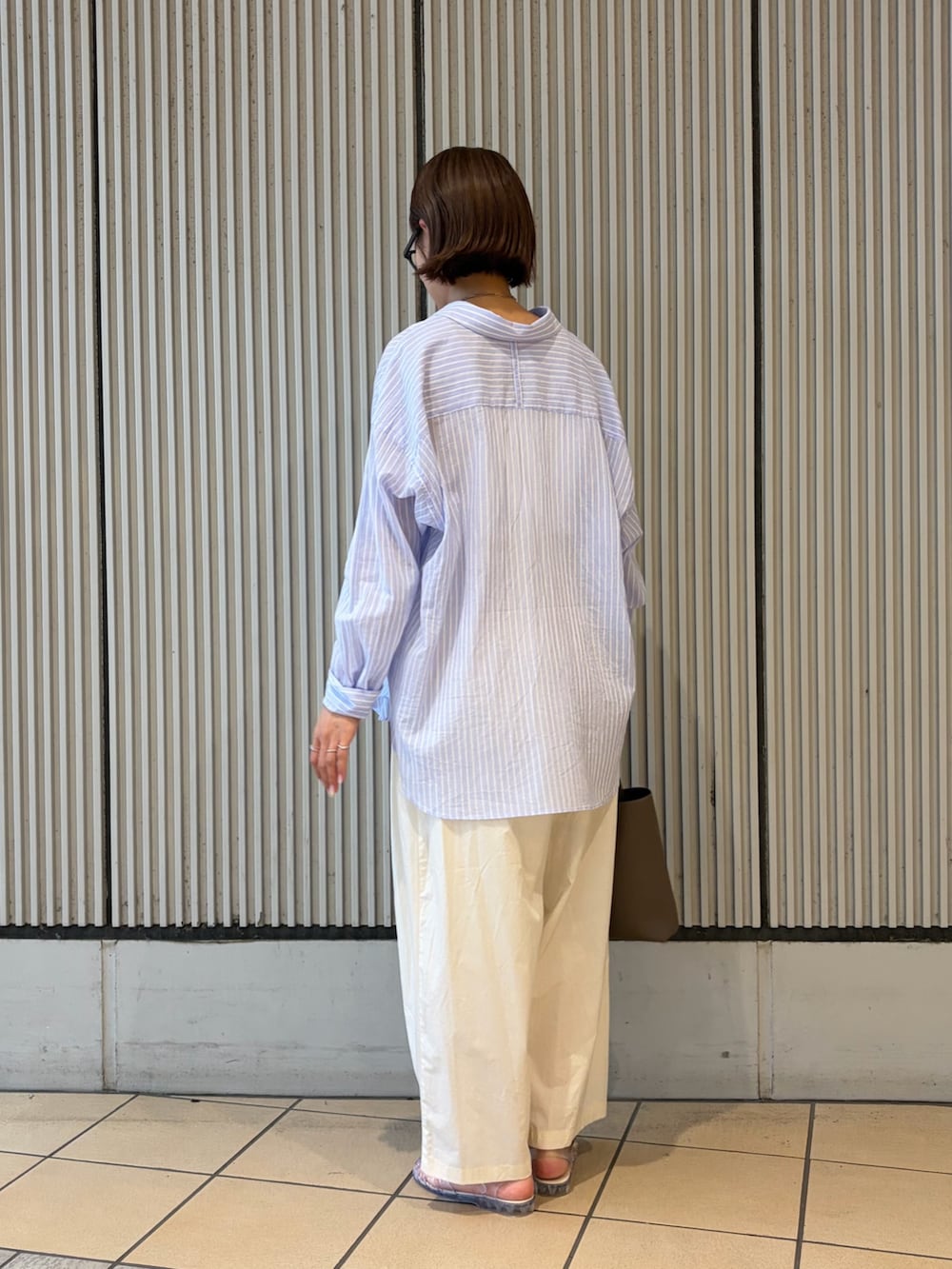 その他のシャツ/ブラウス、ホワイト系のその他パンツ、その他のサンダルを着用したレディースの夏コーディネートの2枚目の写真
