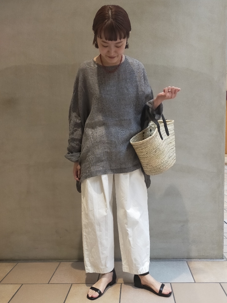グレー系のシャツ/ブラウス、ホワイト系のその他パンツ、ブラック系のかごバッグを着用したレディースの春コーディネートの4枚目の写真