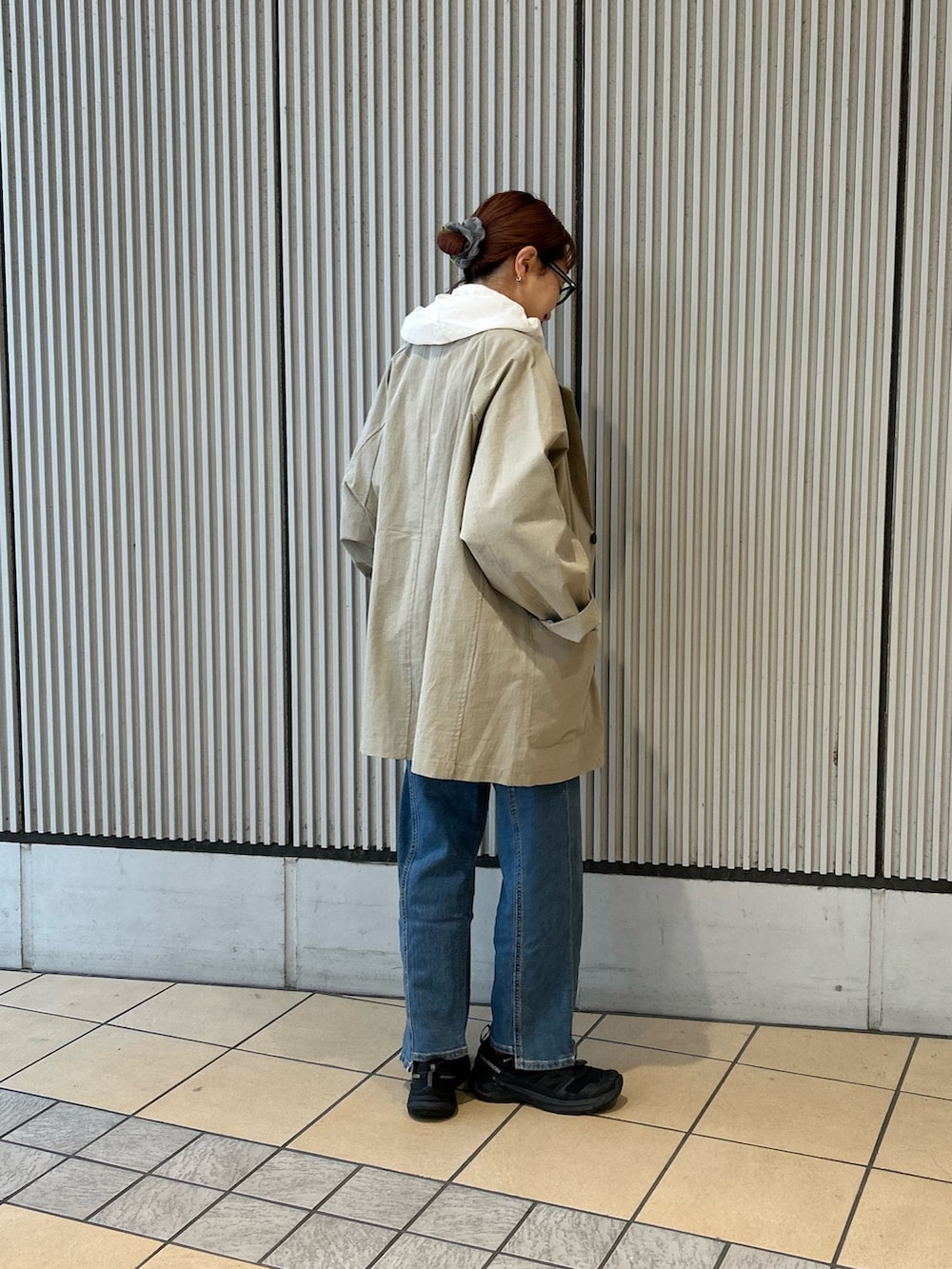 ベージュ系のその他アウター、ブルー系のデニムパンツ、ホワイト系のパーカーを着用したレディースの冬コーディネートの2枚目の写真