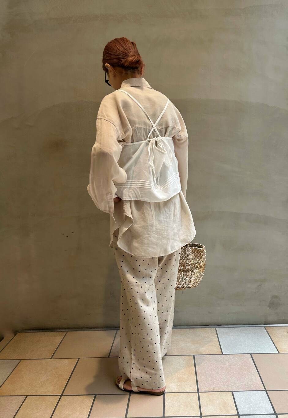 ベージュ系のその他パンツ、ホワイト系のキャミソール、ベージュ系のシャツ/ブラウスを着用したレディースの夏コーディネートの4枚目の写真