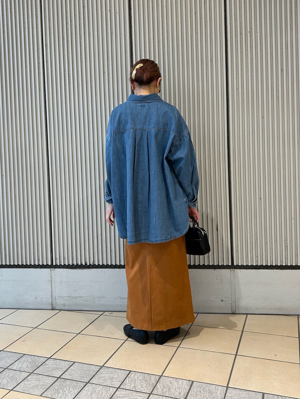 ブルー系のシャツ/ブラウス、ブラック系のローファー、ホワイト系のTシャツ/カットソーを着用したレディースの春コーディネートの2枚目の写真