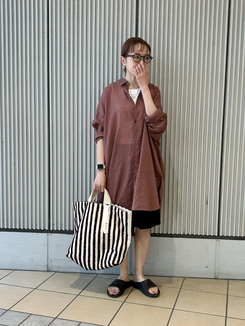ピンク系のシャツ/ブラウス、ブラック系のその他パンツ、ブラウン系のトートバッグを着用したレディースの夏コーディネートの3枚目の写真