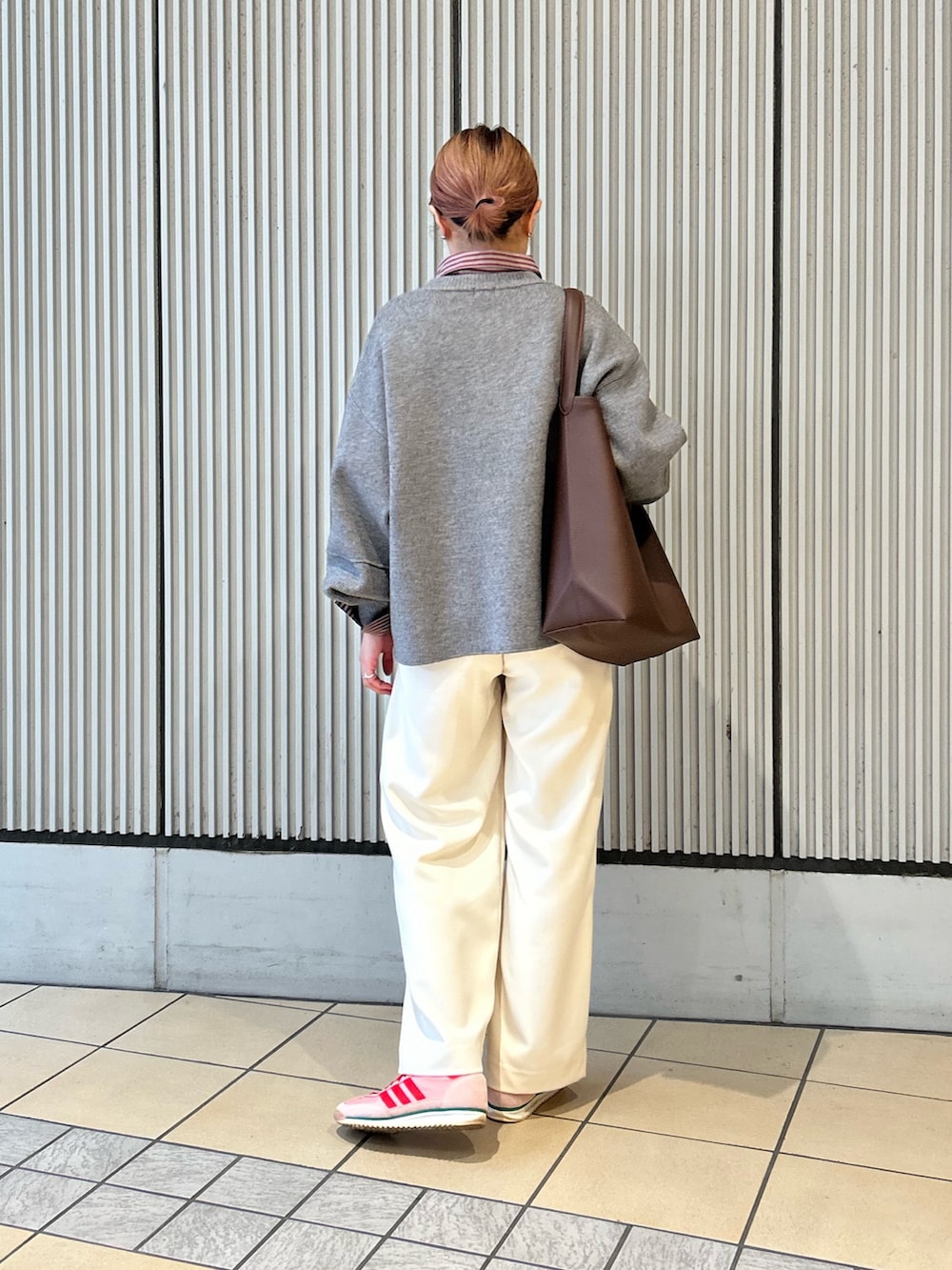 レッド系のシャツ/ブラウス、ホワイト系のその他パンツ、グレー系のニット/セーターを着用したレディースの冬コーディネートの3枚目の写真