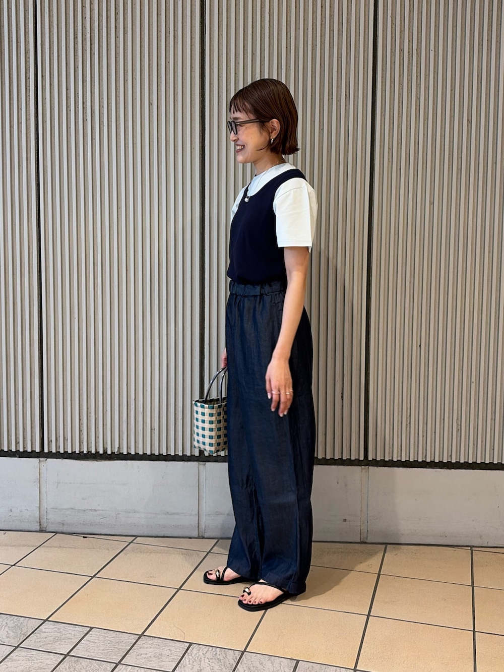 ブルー系のタンクトップ、ブルー系のTシャツ/カットソー、ブルー系のデニムパンツを着用したレディースの夏コーディネートの2枚目の写真