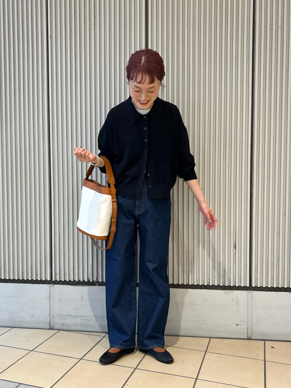 ブルー系のカーディガン/ボレロ、ブラウン系のショルダーバッグ、ブラック系のパンプスを着用したレディースの秋コーディネートの4枚目の写真