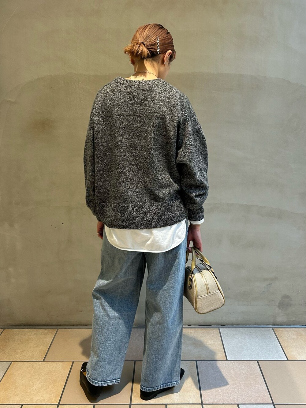 ベージュ系のその他アウター、グレー系のニット/セーター、ホワイト系のTシャツ/カットソーを着用したレディースの冬コーディネートの6枚目の写真